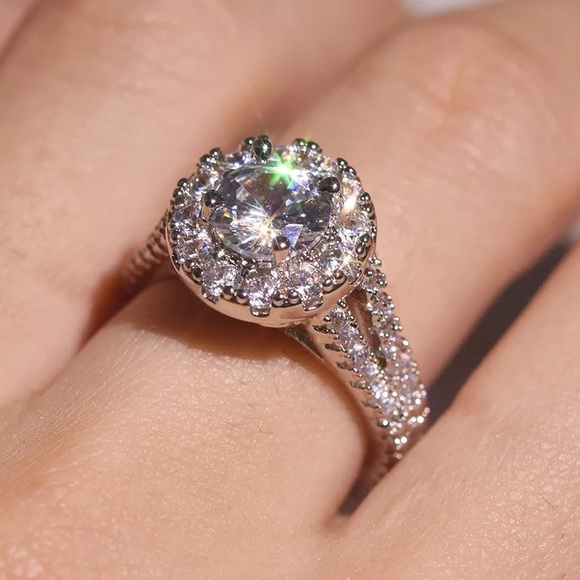 New Luxury 925 Silver Elegant Engagement Diamond Ring - Picture 4 of 6